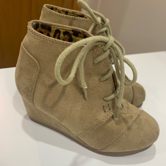 Shoes - Picture 2 of 5